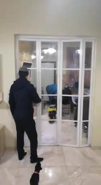 Складные стеклянные двери в белом профиле